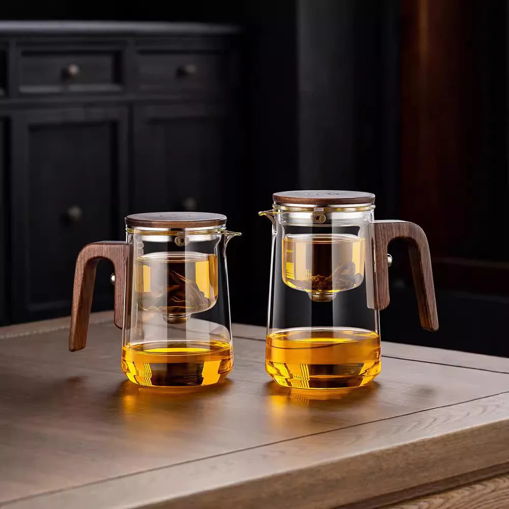 Theepot van hittebestendig glas met houten handvat, scheiding voor water en zeef